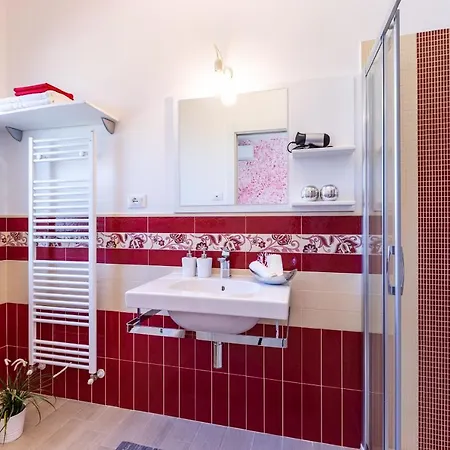 Villa Il Nocciolo 12, Emma